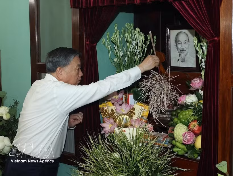 El secretario general del Comité Central del Partido Comunista de Vietnam y el presidente del Estado, To Lam, ofrece incienso en conmemoración del difunto líder en la Casa 67 en el Sitio de la Reliquia de Ho Chi Minh dentro del complejo del Palacio Presidencial en Hanoi el 2 de septiembre. (Foto: VNA)