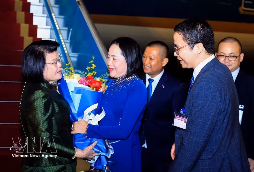 La vicepresidenta de la Asamblea Nacional, Nguyen Thi Thanh, da la bienvenida a la titular de la Asamblea Nacional de Camboya, Samdech Khuon Sudary, en el Aeropuerto Internacional Noi Bai. Foto: VNA