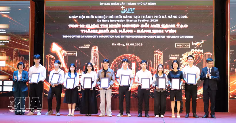 El Comité Popular de Da Nang entrega premios a los 10 mejores proyectos del Concurso de Innovación y Emprendimiento, categoría de estudiantes, en el marco de SURF 2026. (Foto: VNA)