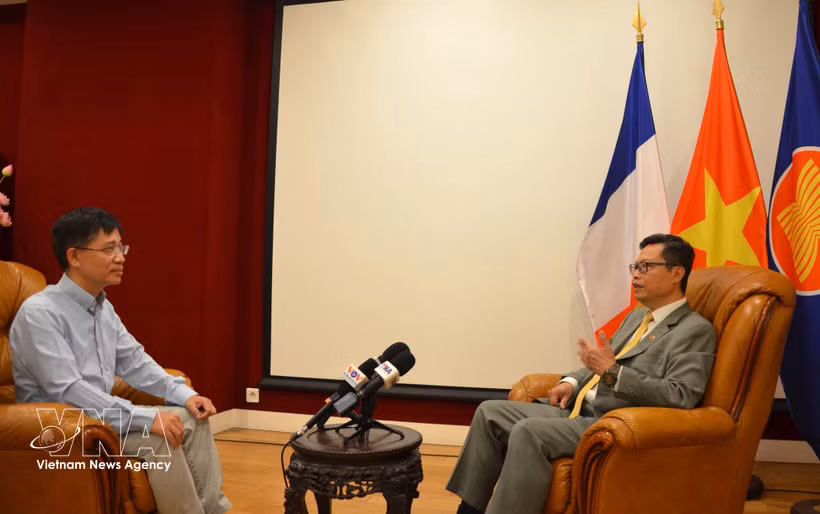 El embajador de Vietnam en Francia, Trinh Duc Hai, conversa con el corresponsal de la Agencia Vietnamita de Noticias en París, antes de la visita oficial a Francia del secretario general del Partido y presidente de la República, To Lam. Foto: VNA