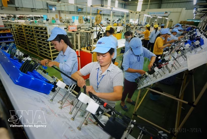 Fabricación de componentes eléctricos y electrónicos en Minda Vietnam Automotive Co., Ltd, una empresa con inversión india ubicada en la provincia de Phu Tho. (Foto de archivo: VNA)