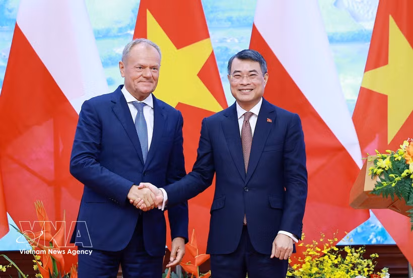 El primer ministro vietnamita, Le Minh Hung, (izquierda) y su homólogo polaco, Donald Tusk. (Fuente: VNA)