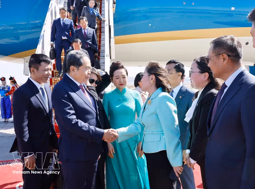 La presidenta del Grupo Parlamentario de Amistad Vietnam-Mongolia (VMFPG), Judagiin Bayarmaam, y funcionarios mongoles reciben al presidente de la Asamblea Nacional, Tran Thanh Man, y a su esposa a su llegada al aeropuerto Chinggis Khan, en Ulán Bator. (Foto: VNA)