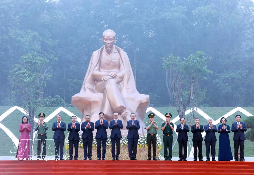 El secretario general del Partido y presidente del Estado, To Lam, y los delegados en la ceremonia de inauguración del monumento "El Tío Ho con el Festival Nacional". Foto: VNA 