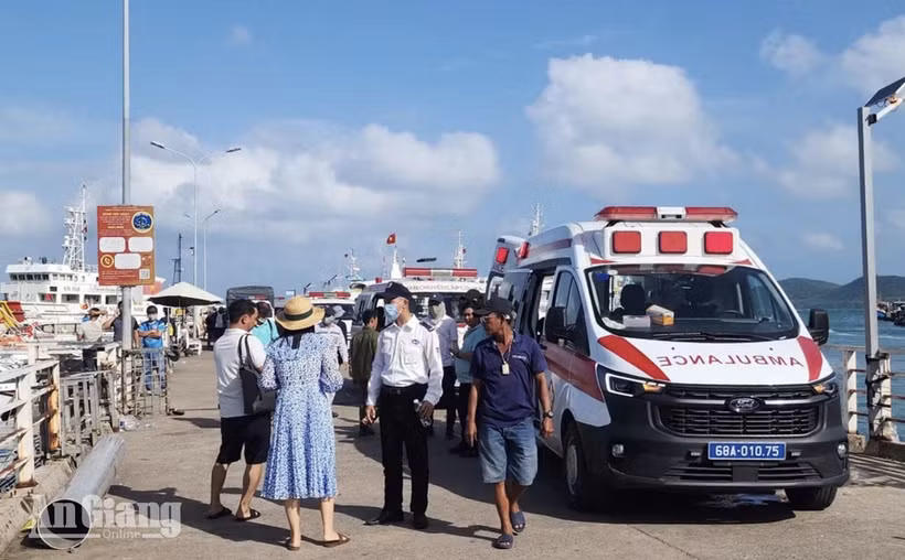 Las fuerzas competentes movilizaron al máximo el personal y los medios disponibles para las labores de búsqueda y rescate tras el vuelco de la lancha turística en Phu Quoc. (Foto: baoangiang.com.vn)