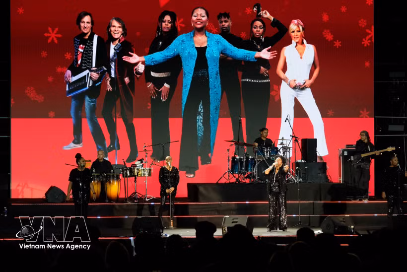 "Daddy Cool", la canción inmortal de Boney M., fue interpretada por la reconocida cantante Liz Mitchell (72 años, integrante de la banda) en el escenario del "Dalat Spring Concert" la noche del 21 de diciembre de 2024. (Foto: VNA)