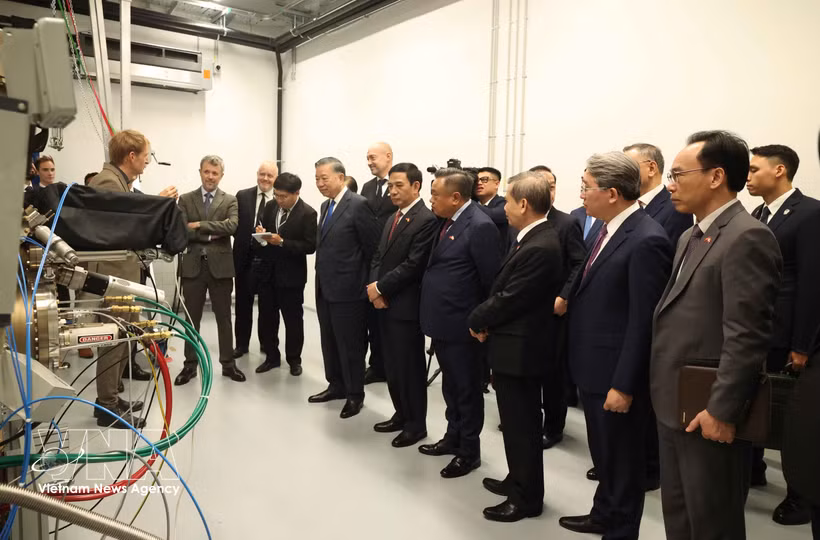 El secretario general del Partido Comunista de Vietnam y presidente de la República, To Lam, visitó el Instituto Niels Bohr de la Universidad de Copenhague. (Fuente: VNA)