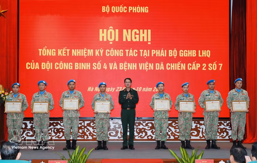 El mayor general Pham Manh Thang, director del Departamento de Mantenimiento de la Paz de Vietnam, entrega certificados de mérito del Estado Mayor General a colectivos e individuos. Foto: VNA