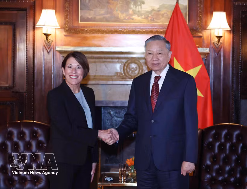 El secretario general del Partido Comunista de Vietnam (PCV) y presidente de la República, To Lam, y la profesora Sarah Anne Soule, decana de la Escuela de Postgrado de Negocios de la Universidad de Stanford. (Fuente: VNA)