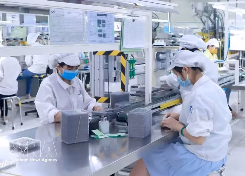 Producción de componentes electrónicos en Star Engineers Vietnam Co., Ltd., en el Parque Industrial Binh Xuyen I, provincia de Phu Tho (Foto: VNA)