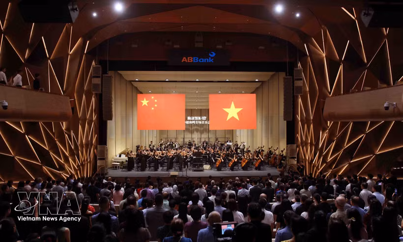 Programa artístico "Armonía China-Vietnam" con motivo del 77.º aniversario de la fundación de China. Foto: VNA.