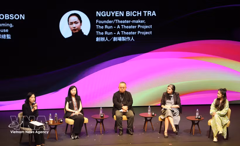 La directora Tra Nguyen, fundadora del proyecto «The Run - A Theatre Project» (extrema derecha), intercambia opiniones con ponentes internacionales durante la sesión temática. Foto: VNA
