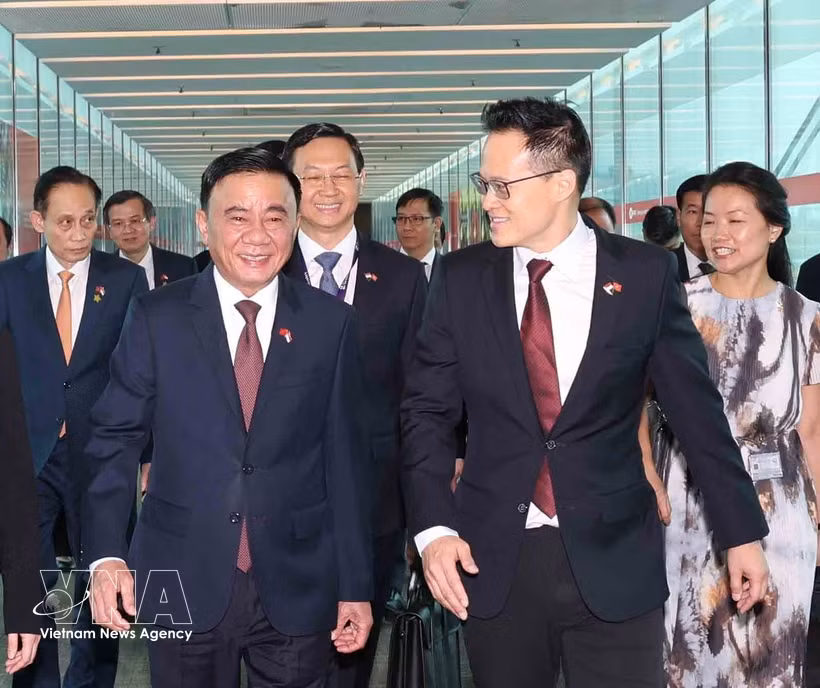 El miembro del Buró Político e integrante permanente del Secretariado del Comité Central del Partido Comunista de Vietnam (PCV), Tran Cam Tu, llega al aeropuerto Changi. (Fuente: VNA)