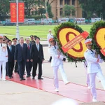 Líderes del Partido y Estado de Vietnam rinden homenaje al Presidente Ho Chi Minh, héroes y mártires
