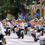 La fuerza de policía de tránsito encabeza el desfile del festival (Fuente: VNA) 