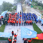 La ceremonia de izamiento de la bandera “Amo a mi Patria”, celebrada según el protocolo de la Federación de la Juventud de Vietnam en el asta de la bandera de A Pa Chai, en la comuna de Sin Thau (Foto: VNA) 