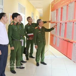 La delegación de trabajo de la policía de Ninh Binh inspecciona los preparativos para las elecciones en el centro de detención número 2, barrio de Ly Thuong Kiet. (Fuente: VNA)