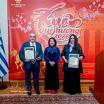 La embajadora entrega el XI Premio Nacional de Información al Exterior 2025 a sus amigos griegos. (Foto: VNA)