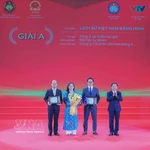 El miembro del Buró Político y jefe de la Comisión de Propaganda, Educación y Movilización de Masas del Comité Central del Partido Comunista de Vietnam, Trinh Van Quyet, entrega el premio A a los galardonados. (Fuente: VNA)