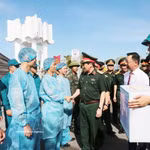 El teniente general Nguyen Duc Hung visita y anima a las fuerzas que llevan a cabo la tarea de excavar y recoger muestras de los restos de los mártires en el cementerio de los mártires de Mong Cai (Foto: VNA)