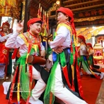 Danza tradicional con hombres disfrazados de mujeres atrae a turistas 
