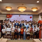 El embajador de Vietnam en Japón, Pham Quang Hieu y los estudiantes vietnamitas (Foto: VNA)