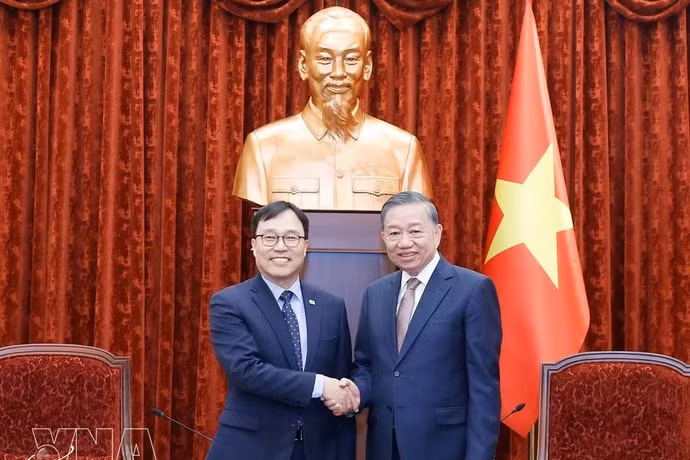El secretario general del Comité Central del Partido Comunista de Vietnam y presidente del Estado To Lam (derecha) y el embajador saliente de Corea en Vietnam Choi Young-sam. (Foto: VNA)