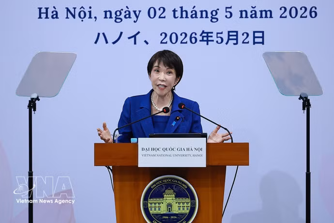 La primera ministra japonesa, Takaichi Sanae, pronuncia un discurso de política en la Universidad Nacional de Hanoi. (Fuente: VNA)