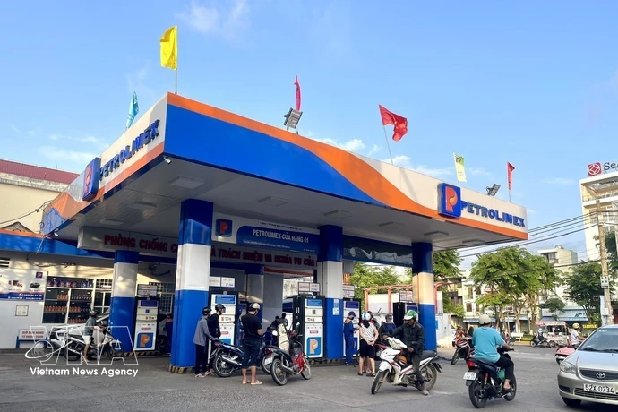 La gente compra combustible en una gasolinera. (Foto: VNA)