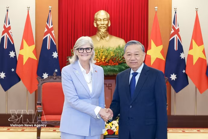 El secretario general del Partido Comunista de Vietnam, To Lam (derecha), recibe a la gobernadora general de Australia, Sam Mostyn, durante su visita de Estado a Vietnam en septiembre de 2025. (Foto: VNA)