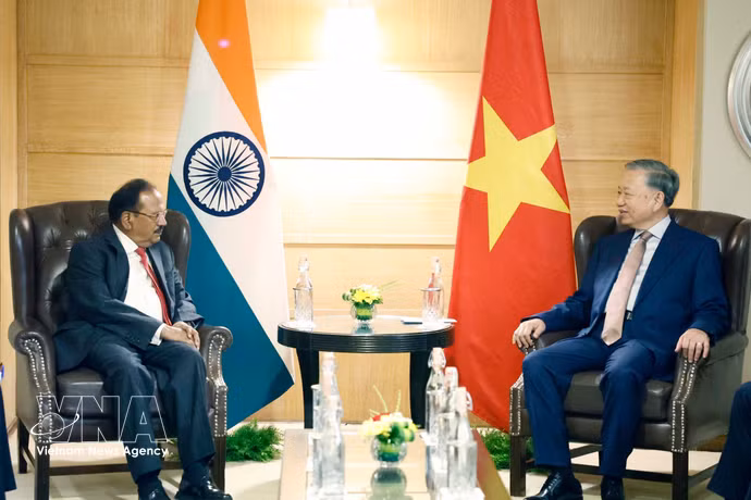 El secretario general del Comité Central del Partido Comunista de Vietnam y presidente del Estado, To Lam (derecha), recibe al asesor de Seguridad Nacional de la India, Ajit Doval. (Foto: VNA)