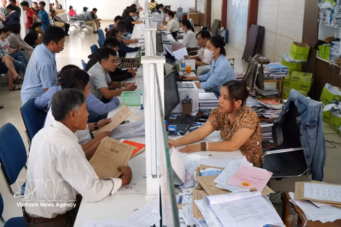 Personas realizan trámites en el centro de servicios integrales de la ciudad de Da Nang. (Foto: VNA)