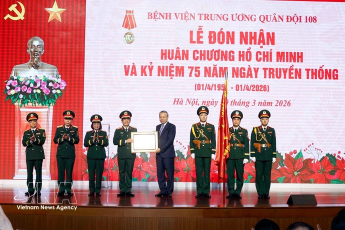 El secretario general del Partido Comunista de Vietnam, To Lam, entrega la Orden Ho Chi Minh al Hospital Militar Central 108. (Foto: VNA)