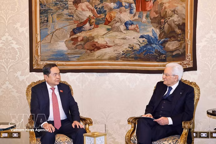 El presidente de la Asamblea Nacional de Vietnam, Tran Thanh Man, se reunió con el presidente italiano, Sergio Mattarella, en el Palacio Presidencial de Roma la tarde del 14 de abril (hora local). Foto: VNA
