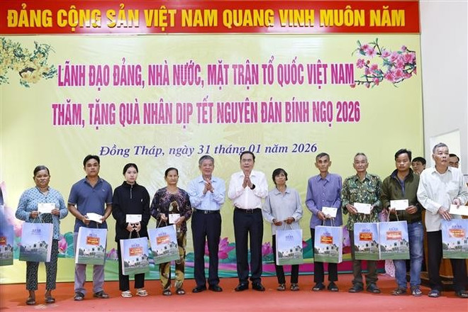vna-potal-chu-tich-quoc-hoi-tang-qua-tet-gia-dinh-chinh-sach-luc-luong-vu-trang-tinh-dong-thap-8564434.jpg