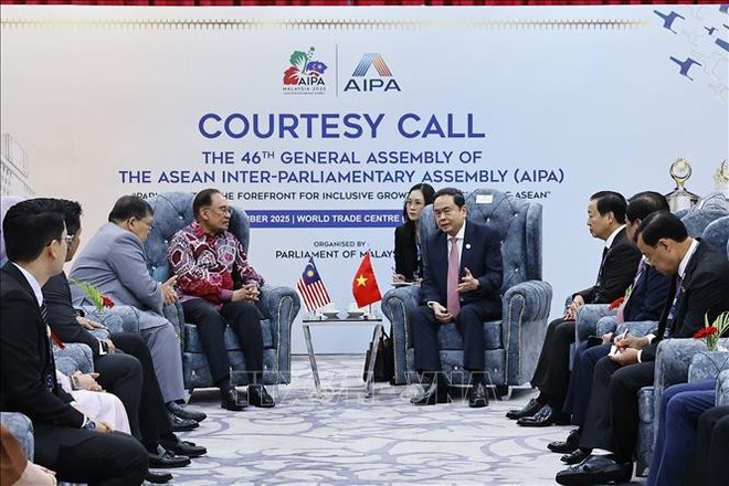 El presidente del Parlamento vietnamita Tran Thanh Man y el primer ministro de Malaysia Anwar Ibrahim. (Fuente: VNA) hoi-kien.jpg