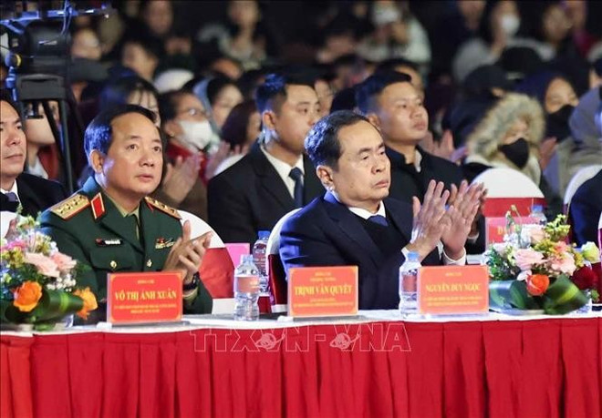 El presidente del Parlamento de Vietnam, Tran Thanh Man, y los líderes del Partido y el Estado participan en el programa (Fuente: VNA) d0ac-biet-e2809c95-nam-anh-sang-soi-duonge2809d-stand.jpg
