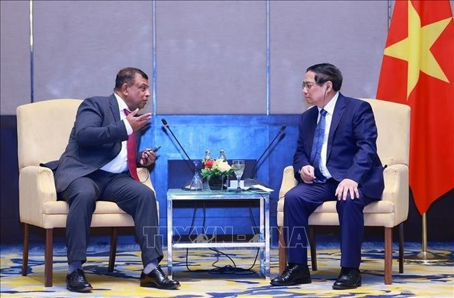 El primer ministro Pham Minh Chinh se reúne con Tony Fernandes, fundador y director ejecutivo de Capital A, en Kuala Lumpur (Foto: VNA) captial-a.jpg