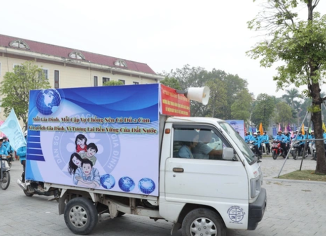 Un carro del desfile responde al Mes de Acción Nacional para la Población y celebra el Día de la Población de Vietnam (26 de diciembre). (Foto: Vietnam+) screen-shot-2024-12-11-at-142528-1085.png