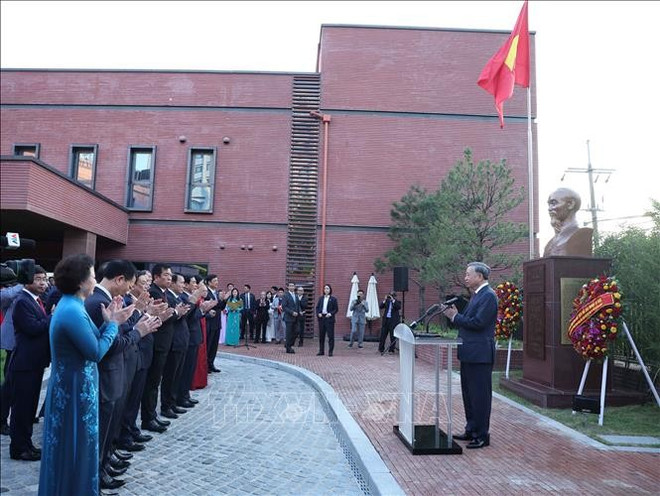En la ceremonia de inauguración del busto del Presidente Ho Chi Minh en el recinto de la Embajada de Vietnam en Corea del Sur. (Fuente: VNA) le-khanh-thanh.jpg