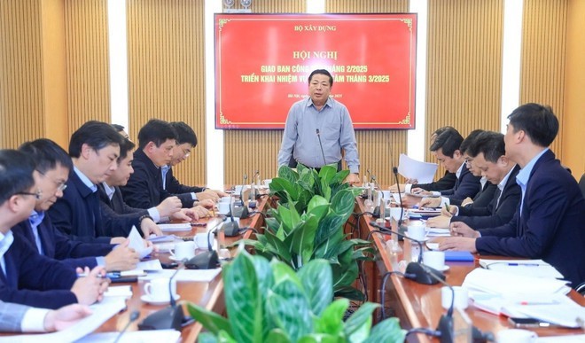 El ministro de Construcción, Tran Hong Minh, interviene en la reunión mensual del ministerio el 7 de marzo. (Foto: Vietnam+) bo-truong-xay-dung.jpg