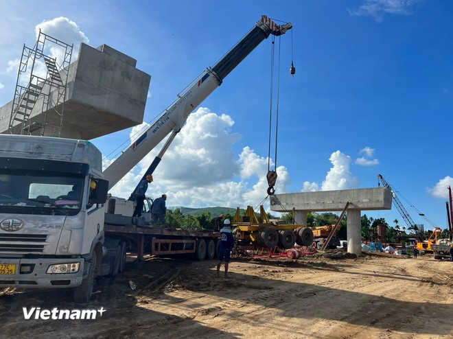 Los contratistas trabajan activamente en la construcción del puente a lo largo del ala este de la autopista Norte-Sur. (Foto: Vietnam+) hang-muc-cau-4233.jpg