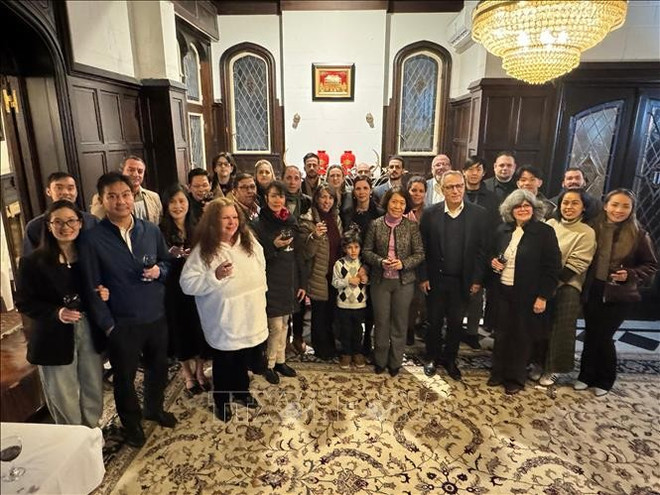 Empleados de las embajadas de Vietnam y Cuba en Argentina durante el encuentro amistoso (Fuente: VNA) dsq-120725.jpg