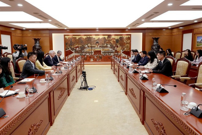El ministro de Finanzas desea que el banco Standard Chartered incentive a los inversores foráneos y los fondos de inversión a participar activamente y aumentar la escala del capital de inversión directa e indirecta en Vietnam. (Foto: Vietnam+) a-toan-canh145.jpg