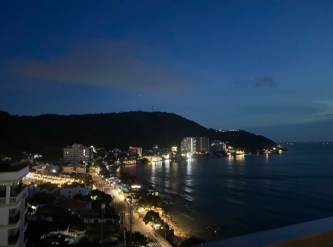 El distrito de Vung Tau en la noche con la playa limpia y el paisaje montañoso (Fuente: Vietnam+) z6957502202015-9433ba2b207513e8f80606774fd2db0c.jpg