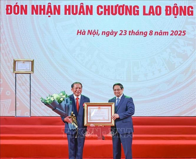 El primer ministro de Vietnam, Pham Minh Chinh, entrega la Orden de Trabajo de Primera Clase al ministro de Cultura, Deportes y Turismo, Nguyen Van Hung. (Fuente: VNA) uuid3d5aa18b8a-98b2-42ee-ab00-1535715adfc126code3d00126library3d126type3d126mode3d126loc3dtrue26cap3dtrue.jpg