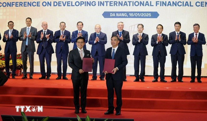 En las firmas de los memorandos de entendimiento entre el Comité Popular de la Ciudad de Da Nang y las organizaciones nacionales e internacionales (Fuente: VNA) phat-trien-trung-tam-tai-chinh-quoc-te-tai-viet-nam-1601-2.jpg