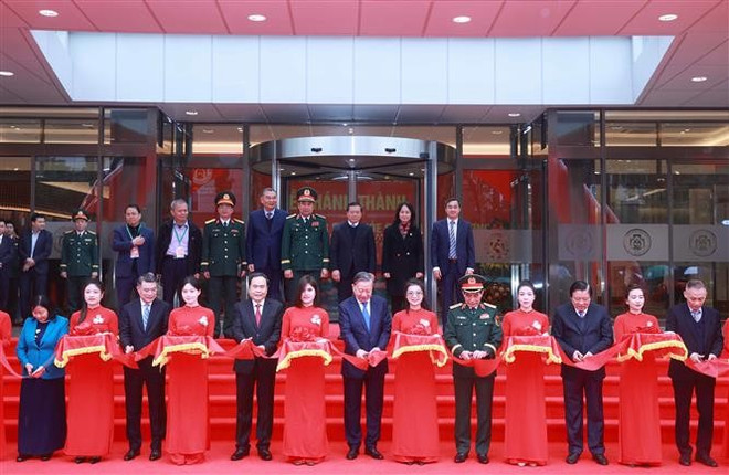 El secretario general To Lam, el presidente de la Asamblea Nacional, Tran Thanh Man y los delegados en la ceremonia de inauguración del Hospital Militar Central 108. (Fuente: VNA) vna-potal-tong-bi-thu-du-le-khanh-thanh-hai-cong-trinh-phuc-vu-cham-soc-suc-khoe-cua-benh-vien-trung-uong-quan-doi-108-7872581.jpg
