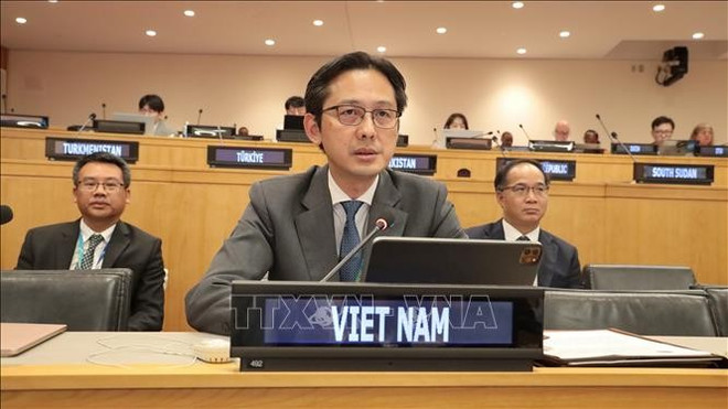 El embajador Do Hung Viet, representante permanente de Vietnam ante la ONU, pronuncia un discurso en la sesión de debate (Fuente: VNA) El embajador Do Hung Viet, representante permanente de Vietnam ante la ONU, pronuncia un discurso en la sesión de debate (Fuente: VNA)