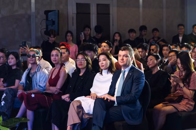 Los participantes de la ceremonia de lanzamiento de la revista estadounidense Esquire (Fuente: VNA)